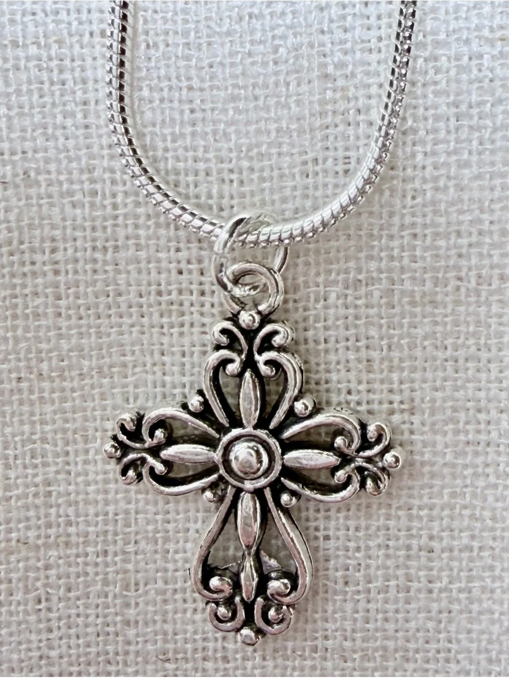 925 sterling silver men’/women’s necklace w cross pendant.22”(55cm)